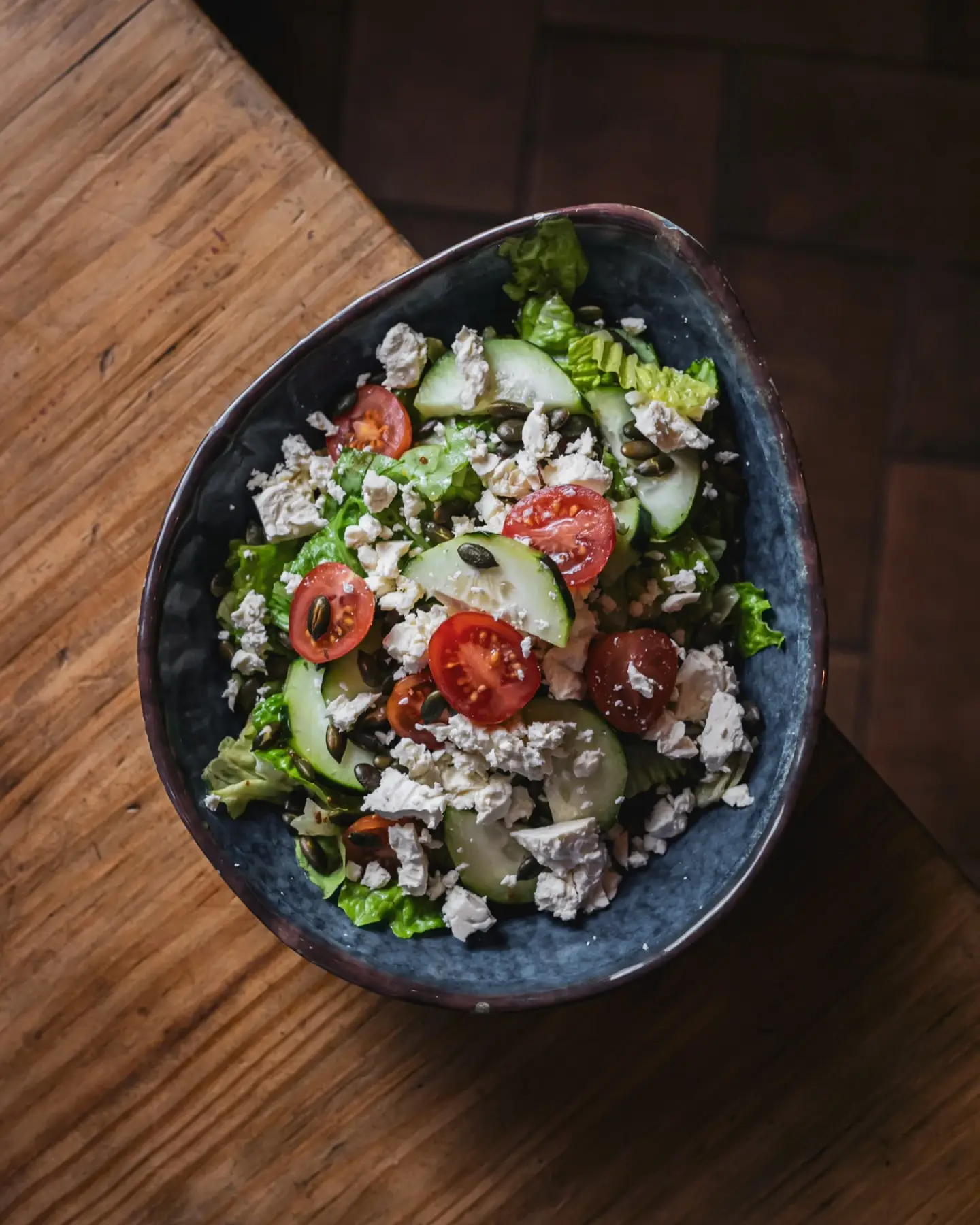 Ensalada mediterránea en Amélie Restaurant, ubicada en Plaça de la Vila de Gràcia, Barcelona. Disfruta de la frescura de nuestras tapas de autor.