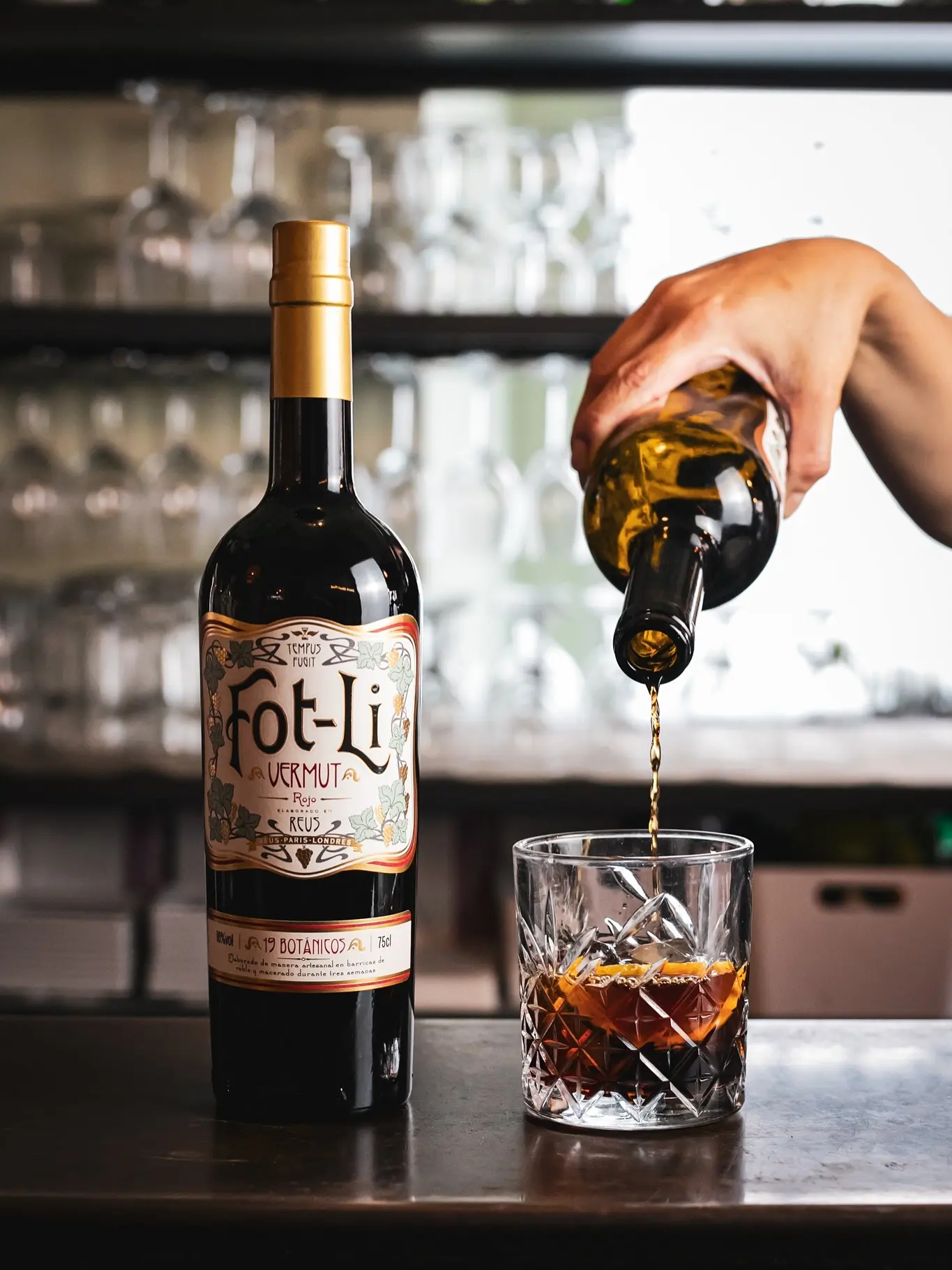 Vermut servido en Amélie Restaurant, en Plaça de la Vila de Gràcia, Barcelona, destacando su oferta de tapas de autor y ambiente mediterráneo.