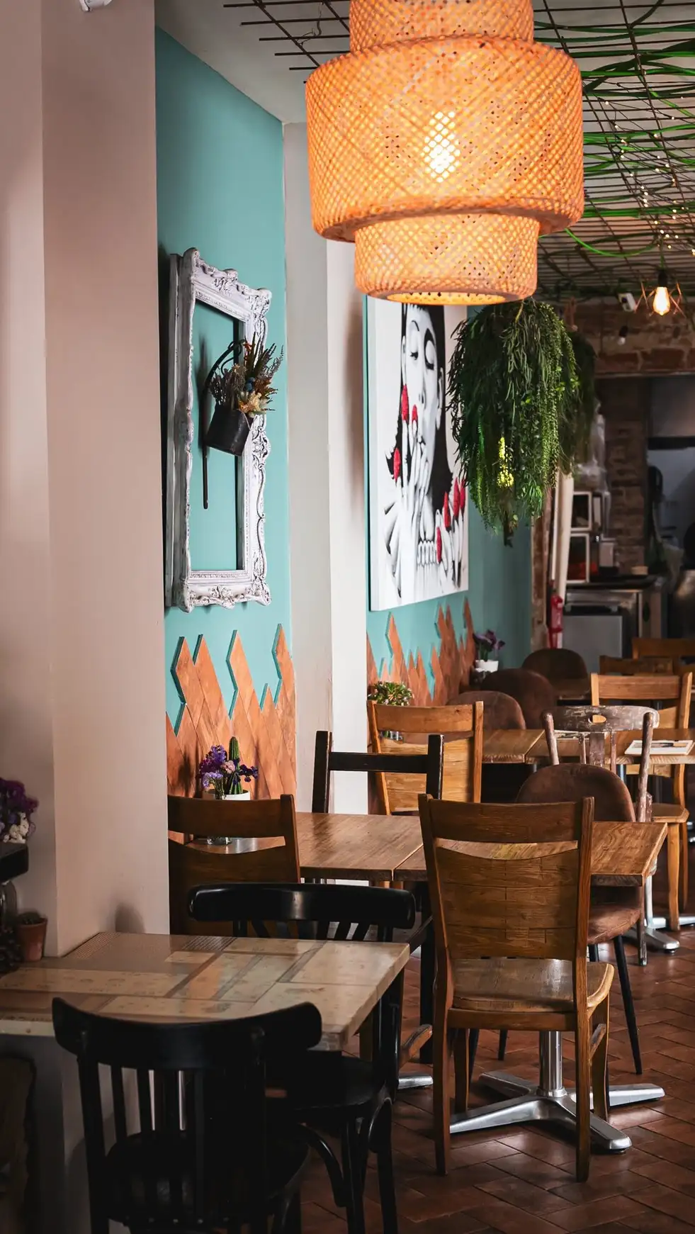 Interior acogedor del Amélie Restaurant en Plaça de la Vila de Gràcia, Barcelona, con decoración mediterránea y ambiente cálido.