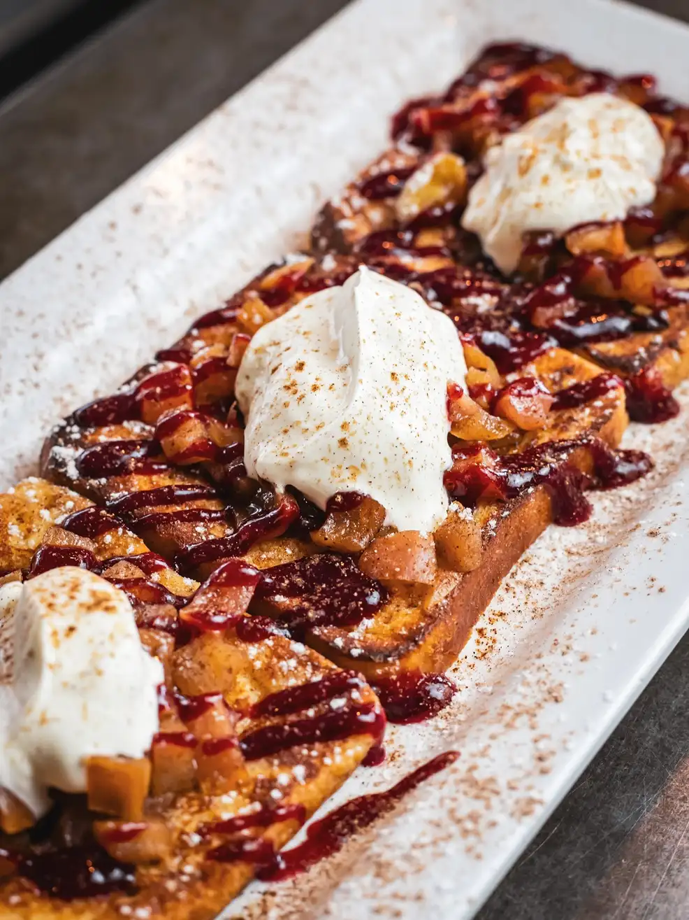 Deliciosas tostadas francesas con frutas y crema servidas en Amélie Restaurant, especializado en cocina mediterránea en Plaça de la Vila de Gràcia, Barcelona.