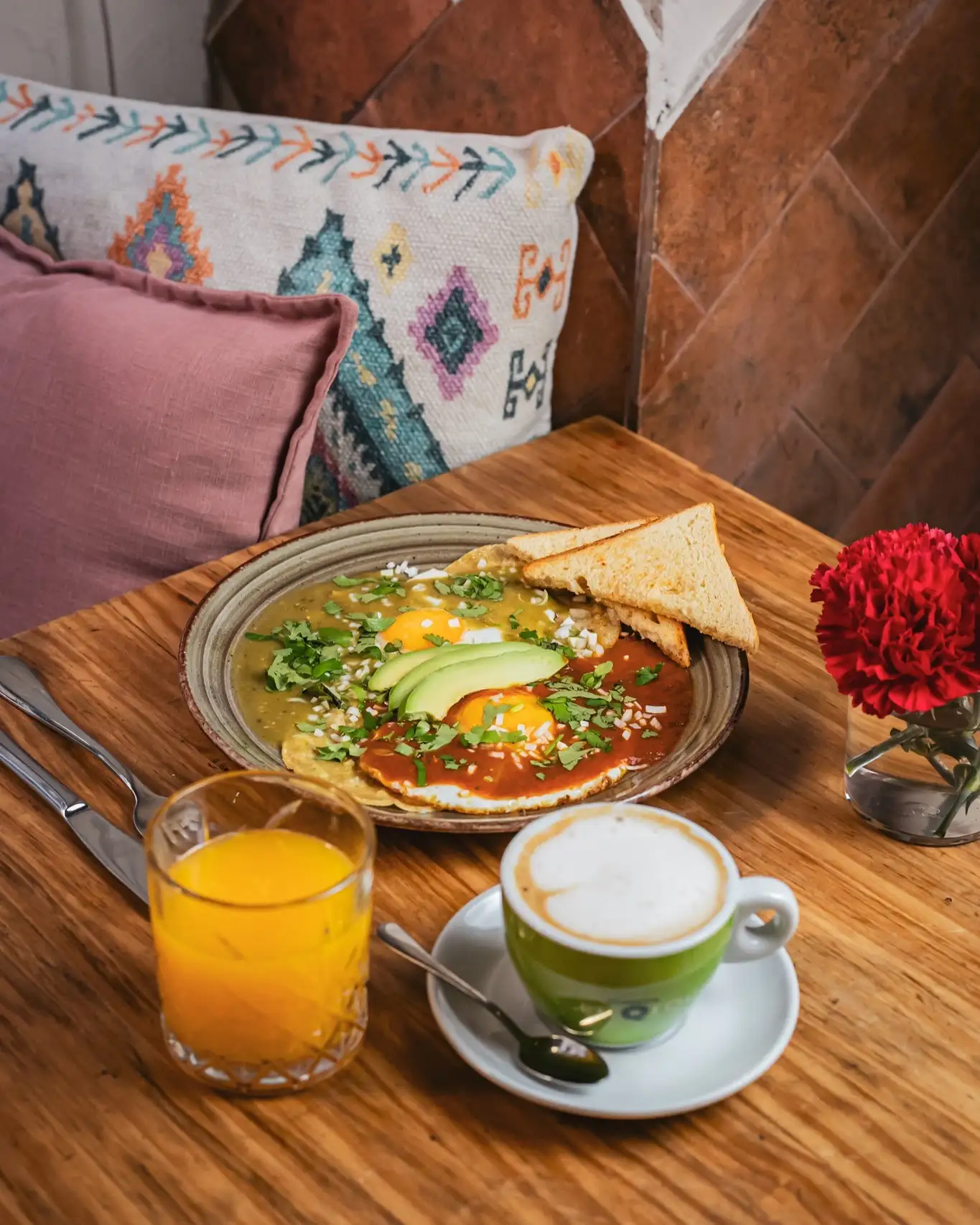 Huevos Rancheros en Amélie Restaurant, ubicado en Plaça de la Vila de Gràcia, Barcelona. Disfruta de este plato mediterráneo con un toque especial en nuestra acogedora terraza.