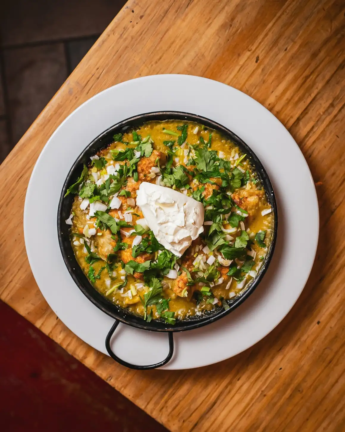 Arroz caldoso con guarnición en Amélie Restaurant, cocina mediterránea en Plaça de la Vila de Gràcia, Barcelona.