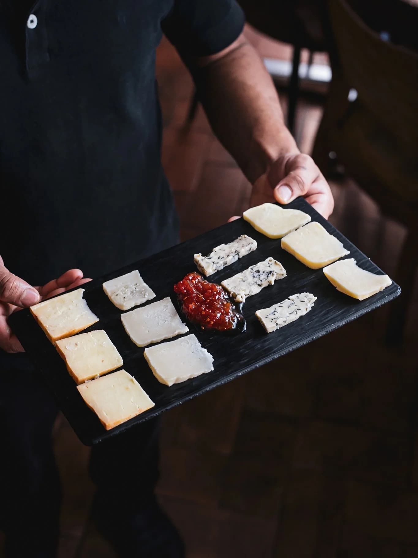 Tabla de quesos variados con mermelada en Amélie Restaurant, ubicado en Plaça de la Vila de Gràcia, Barcelona. Disfruta de tapas de autor y cocina mediterránea.