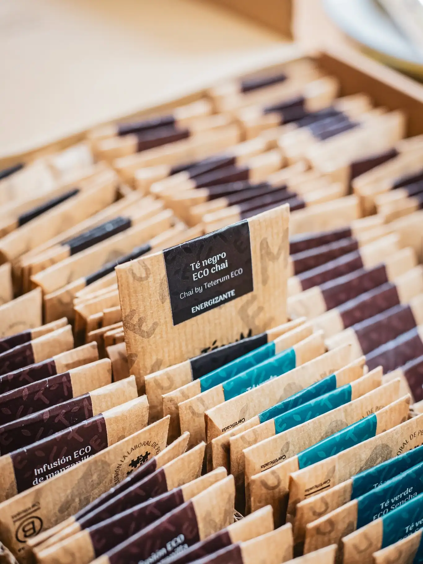 Variedad de tés e infusiones en Amélie Restaurant, ubicado en Plaça de la Vila de Gràcia, Barcelona, ideal para acompañar tapas de autor y brunch mediterráneo.
