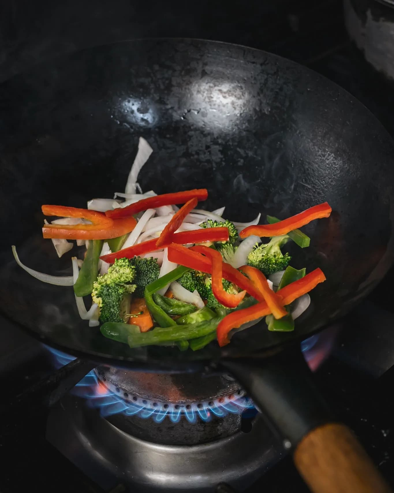 Salteado de verduras frescas en Amélie Restaurant, cocina mediterránea en Plaça de la Vila de Gràcia, Barcelona.
