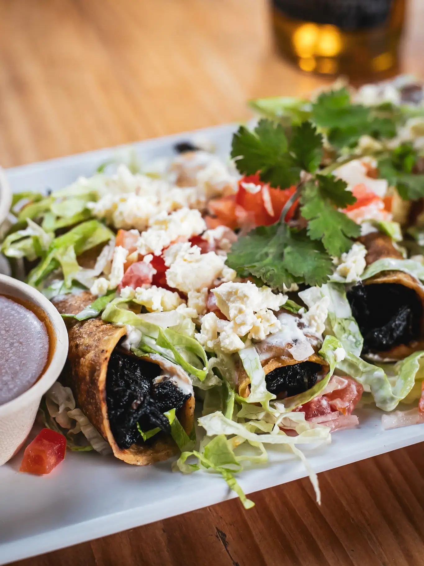 Tacos de autor con queso fresco en Amélie Restaurant, ubicado en Plaça de la Vila de Gràcia, Barcelona. Disfruta de nuestras tapas de autor y cocina mediterránea.