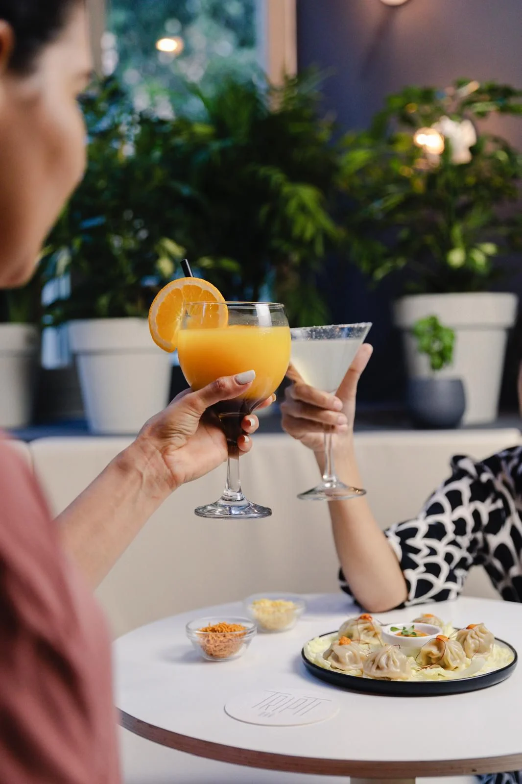 Disfrutando de Momos y cócteles creativos en Tripti Bar, coctelería de autor en Barcelona.