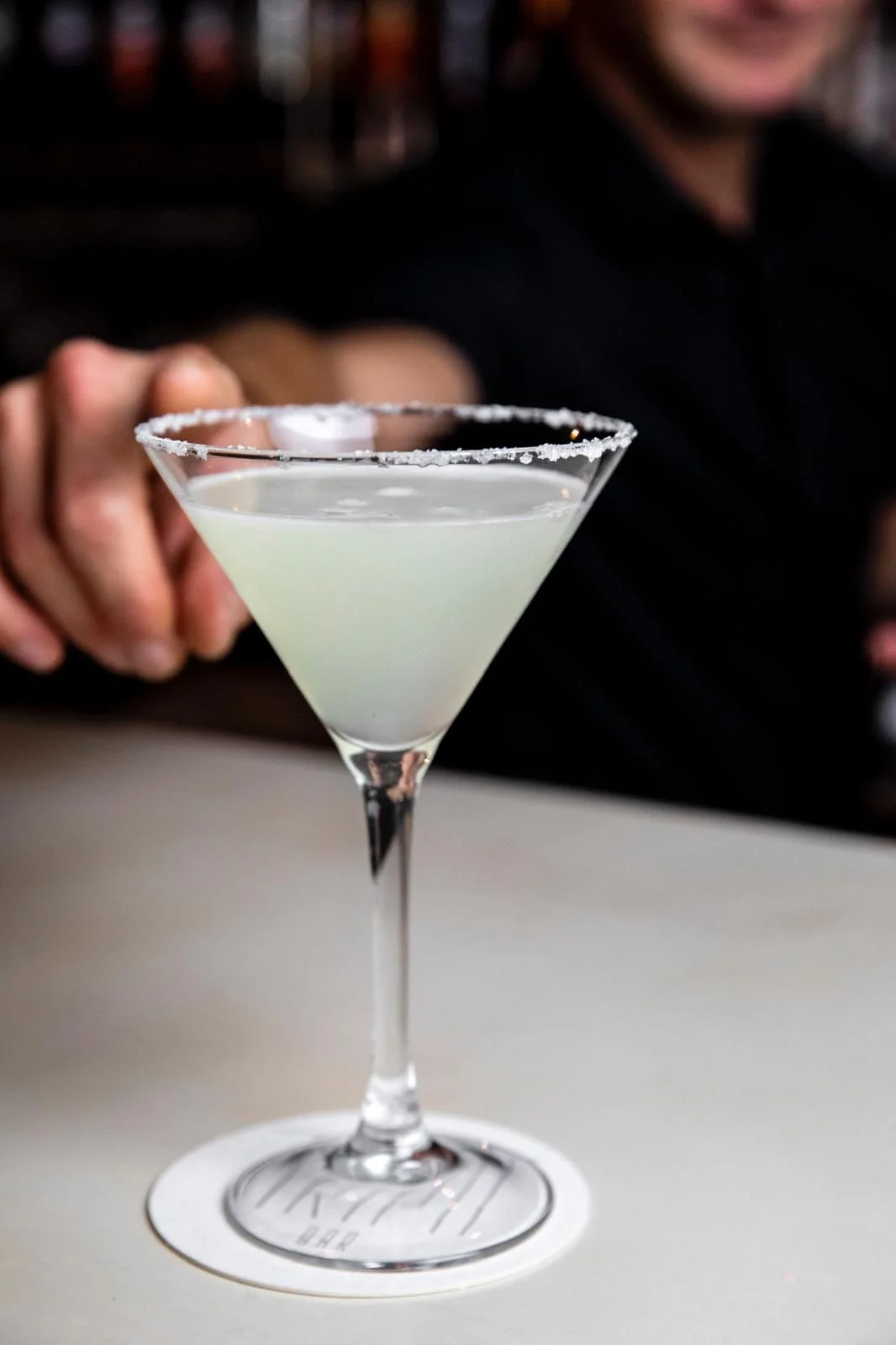 Cóctel creativo en Tripti Bar, coctelería de autor en Barcelona, ideal para disfrutar en un ambiente sofisticado.