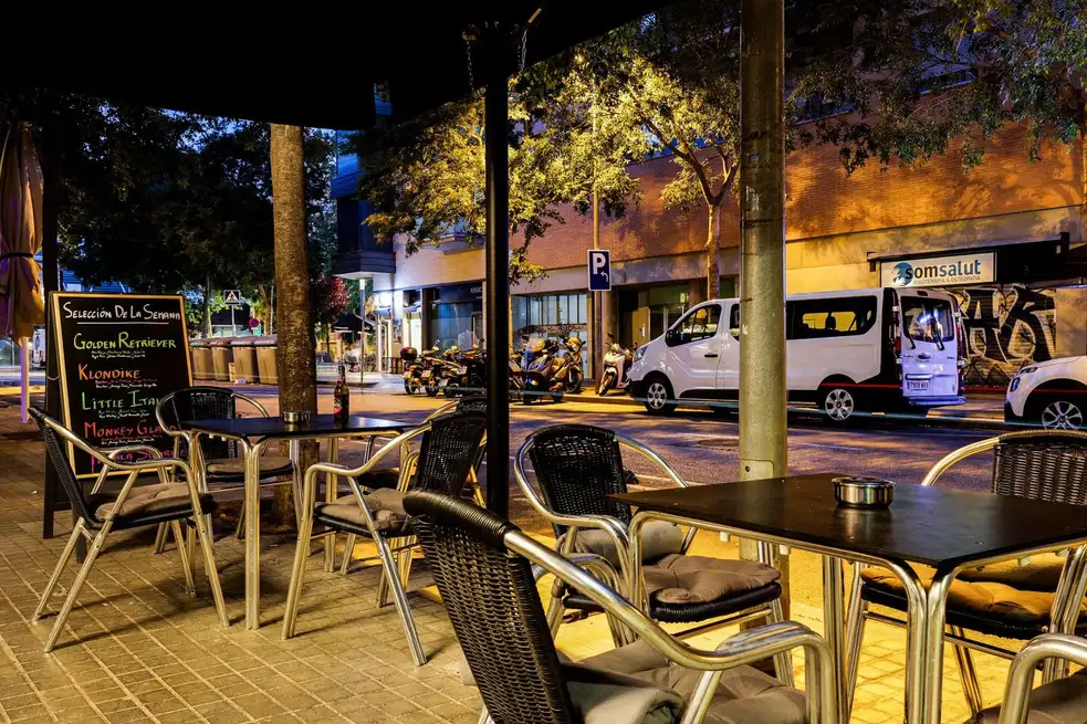 Terraza exterior de Tripti Bar en Poblenou, Barcelona, ideal para disfrutar de coctelería de autor y tapas indias en un ambiente relajado.