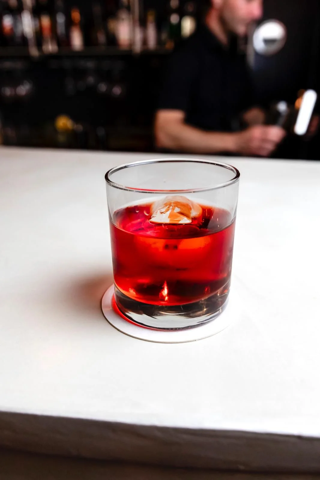 Cóctel creativo en Tripti Bar, coctelería de autor en Barcelona, ubicado en Poblenou.