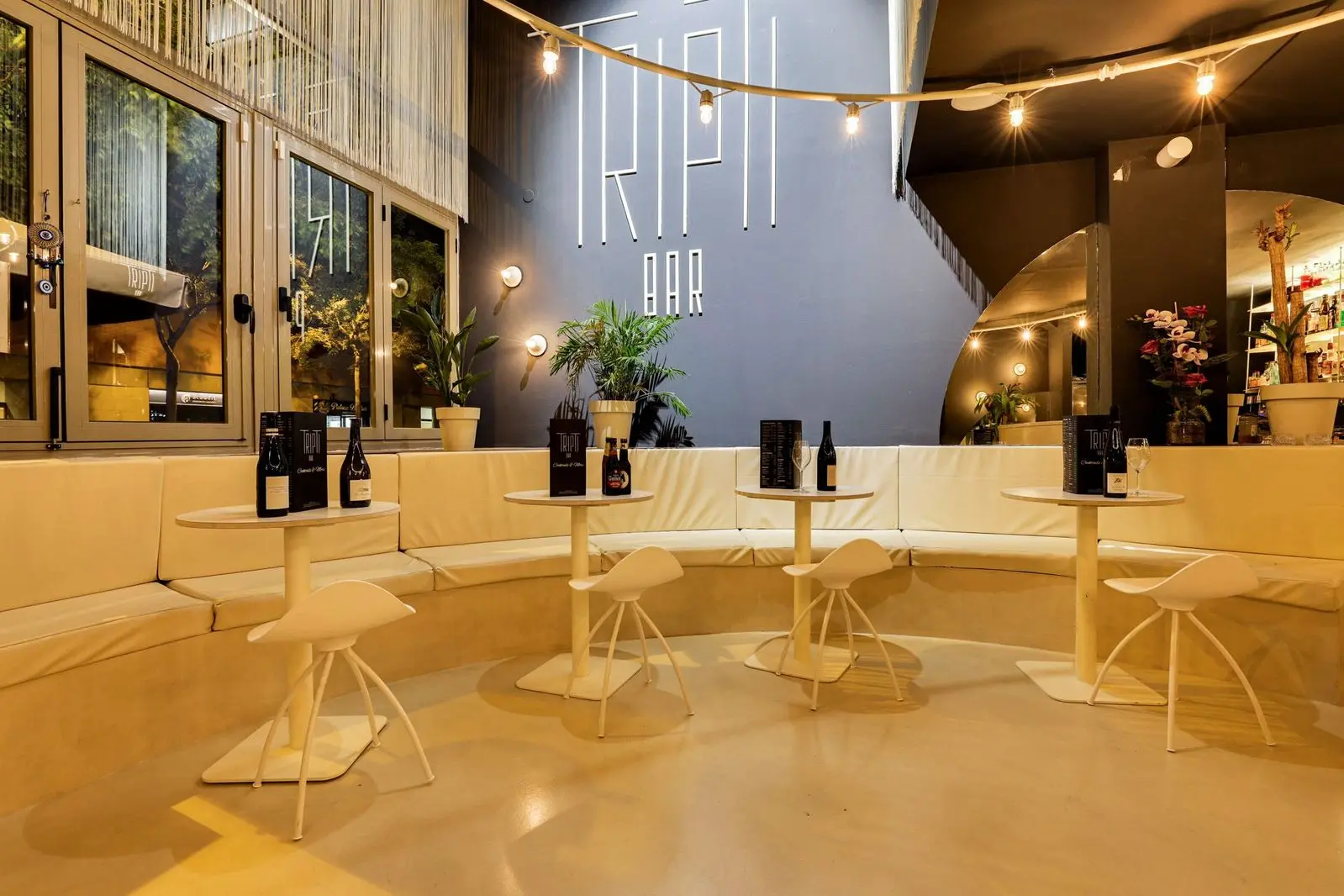 Interior del Tripti Bar en Barcelona, mostrando un ambiente sofisticado y relajado ideal para disfrutar de coctelería de autor y tapas indias.