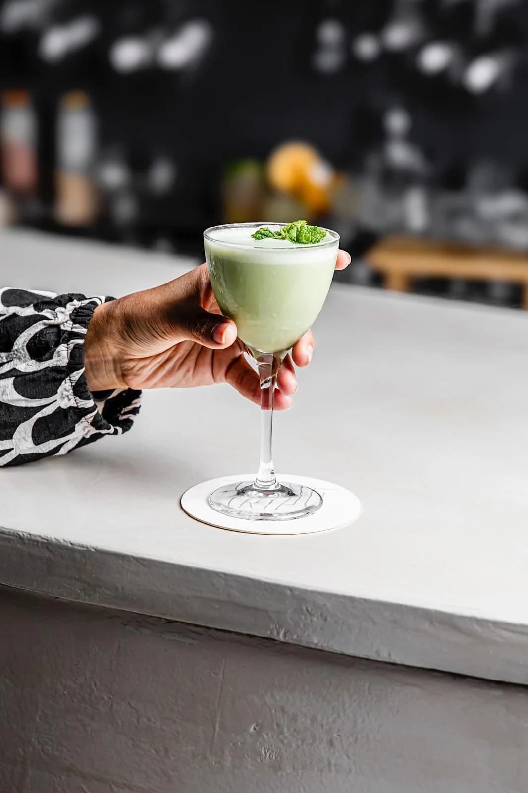 Cóctel creativo en Tripti Bar, coctelería de autor en Barcelona, destacando por su ambiente sofisticado y relajado.