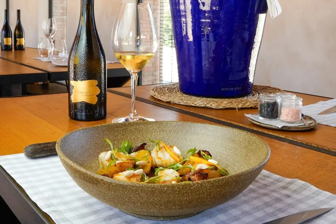 Disfruta del Perelada Stars Brut Nature Reserva en Celler 1923, restaurante mediterráneo en Peralada, acompañado de un elegante plato de mariscos.