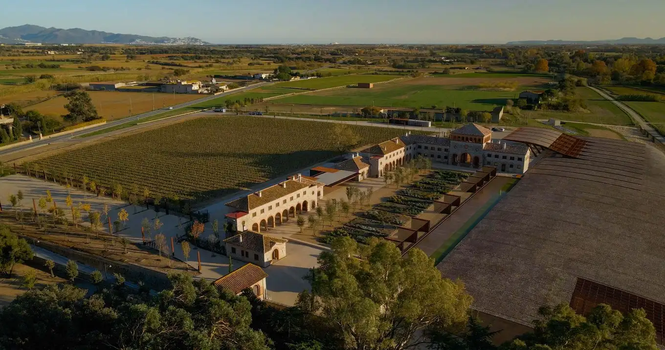 Vista aérea del Celler 1923 en Peralada, Girona, mostrando la bodega y los viñedos, destacando su ubicación en el corazón de la Bodega Perelada.