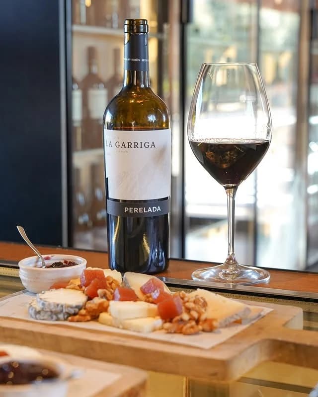 Tabla de quesos maridada con Finca La Garriga en Celler 1923, restaurante mediterráneo en Peralada