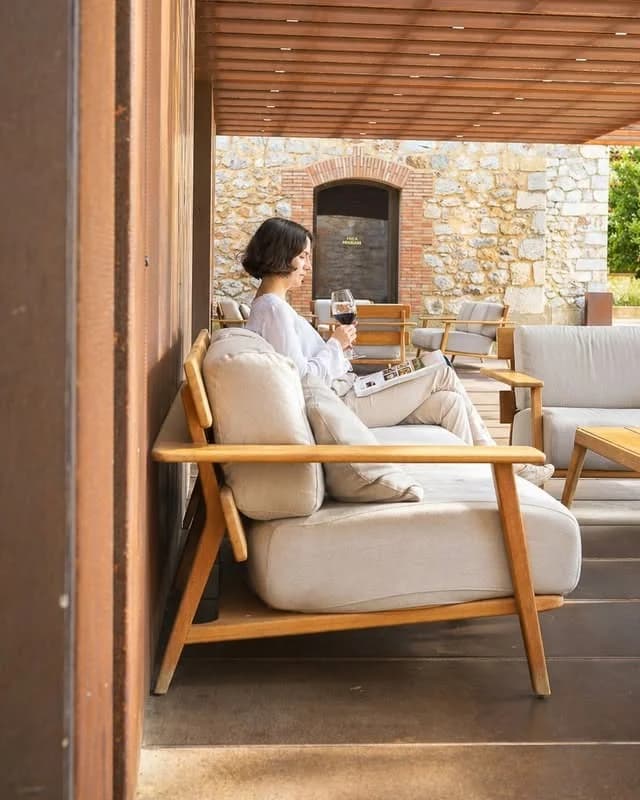 Terraza exterior de Celler 1923 en Peralada, ideal para disfrutar de vinos locales en un entorno mediterráneo.