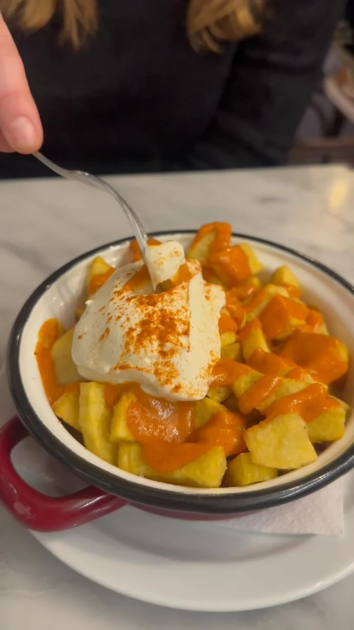 Patatas bravas servidas en Bar Bodega Fermín, un restaurante de cocina mediterránea en Barcelona.