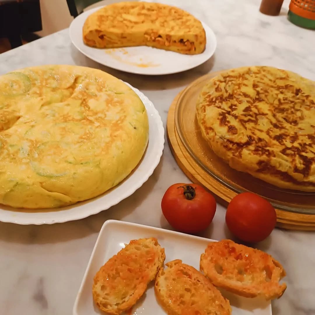 Truita de patates en Bar Bodega Fermín, restaurante mediterráneo en Barcelona, acompañada de pa amb tomàquet.