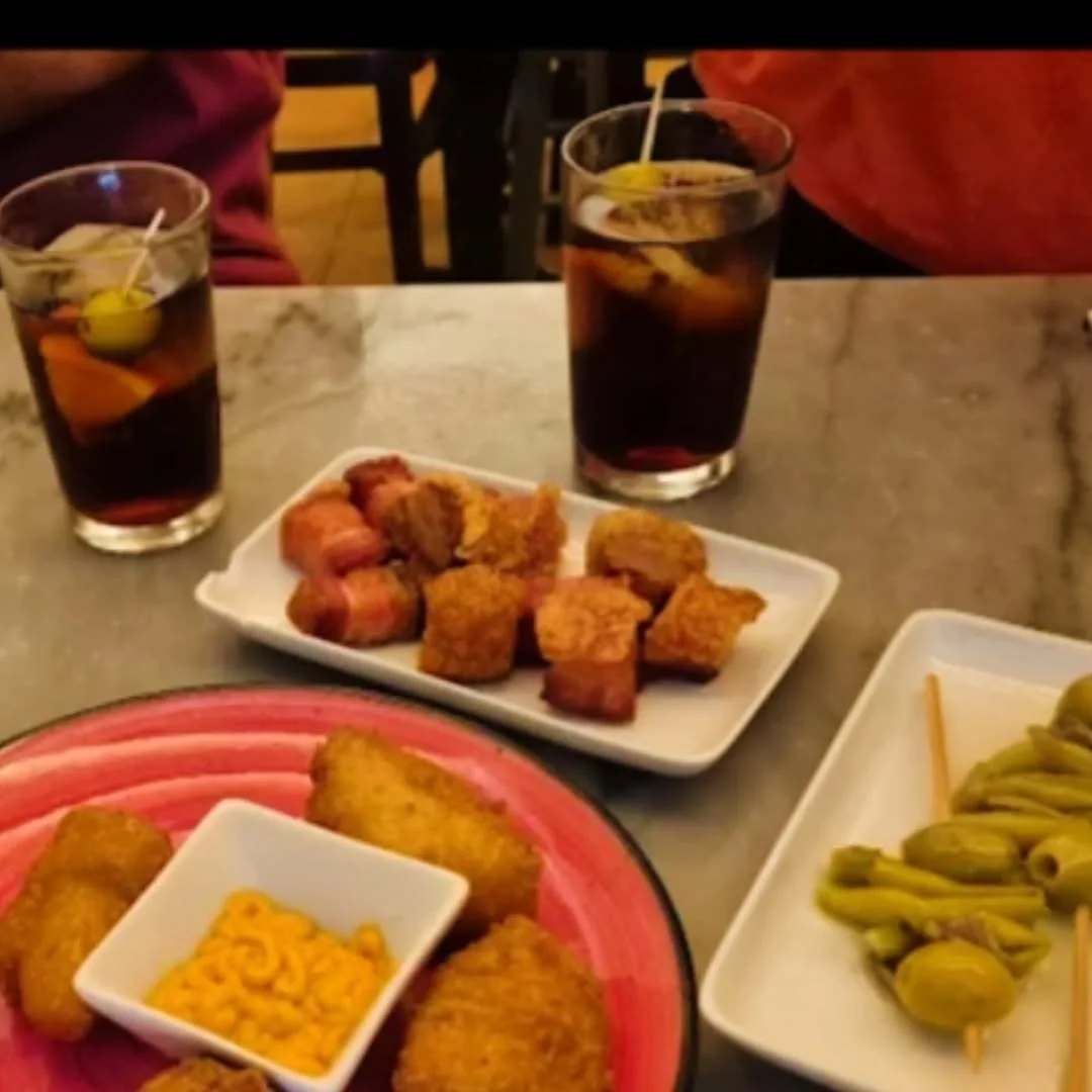 Tapeta de formatge en Bar Bodega Fermín, restaurante mediterráneo en Barcelona, ideal para disfrutar con vermut.