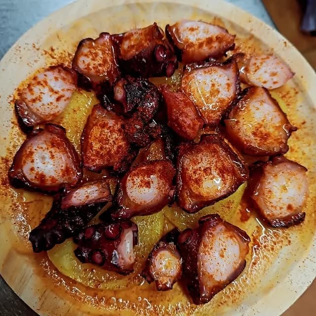 Pulpo a la gallega en Bar Bodega Fermín, restaurante de cocina mediterránea en Barcelona, Sant Martí.