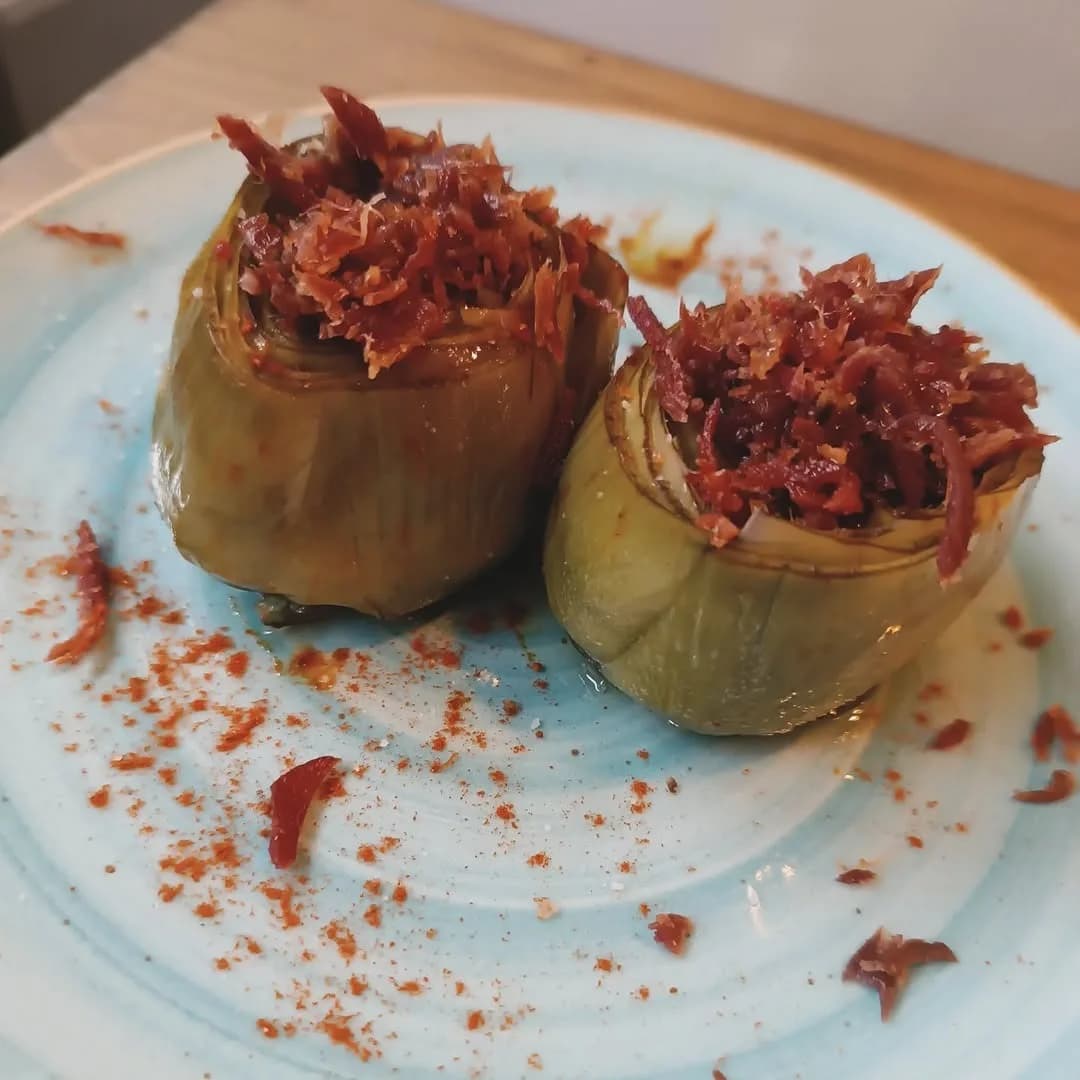 Carxofa confitada amb encenalls de pernil en Bar Bodega Fermín, cocina mediterránea en Barcelona