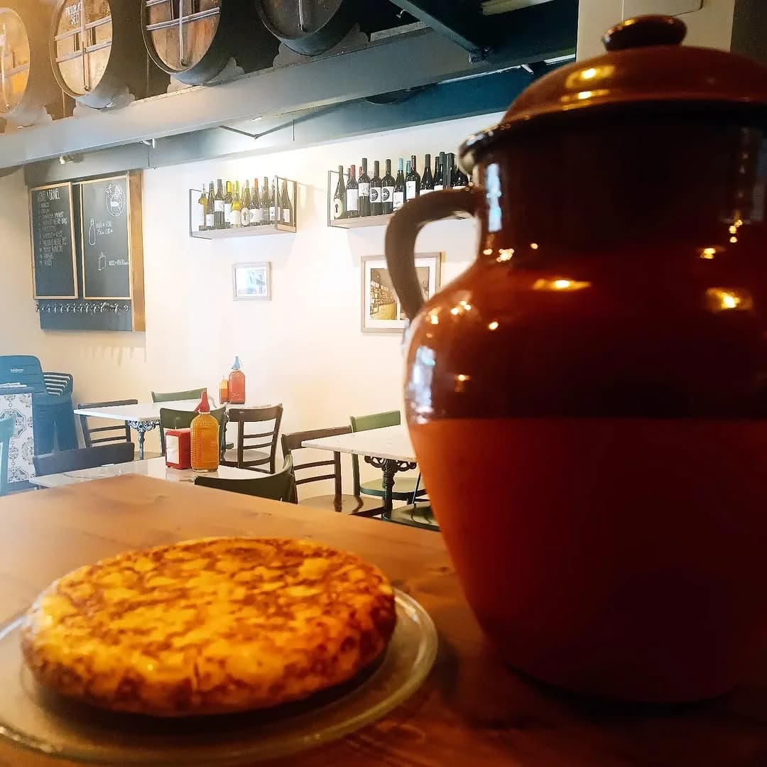 Truita de patates en Bar Bodega Fermín, restaurante de cocina mediterránea en Barcelona, con decoración tradicional y ambiente acogedor.
