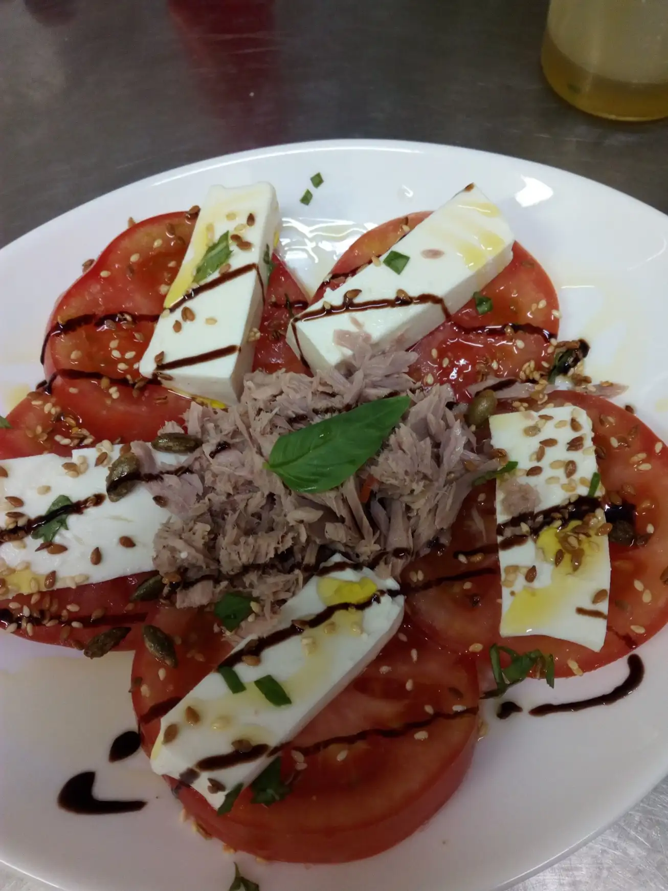 Ensalada de tomate y queso fresco en La Cullera del Poal, restaurante mediterráneo en Vinaròs. Disfruta de menús degustación frente al mar.