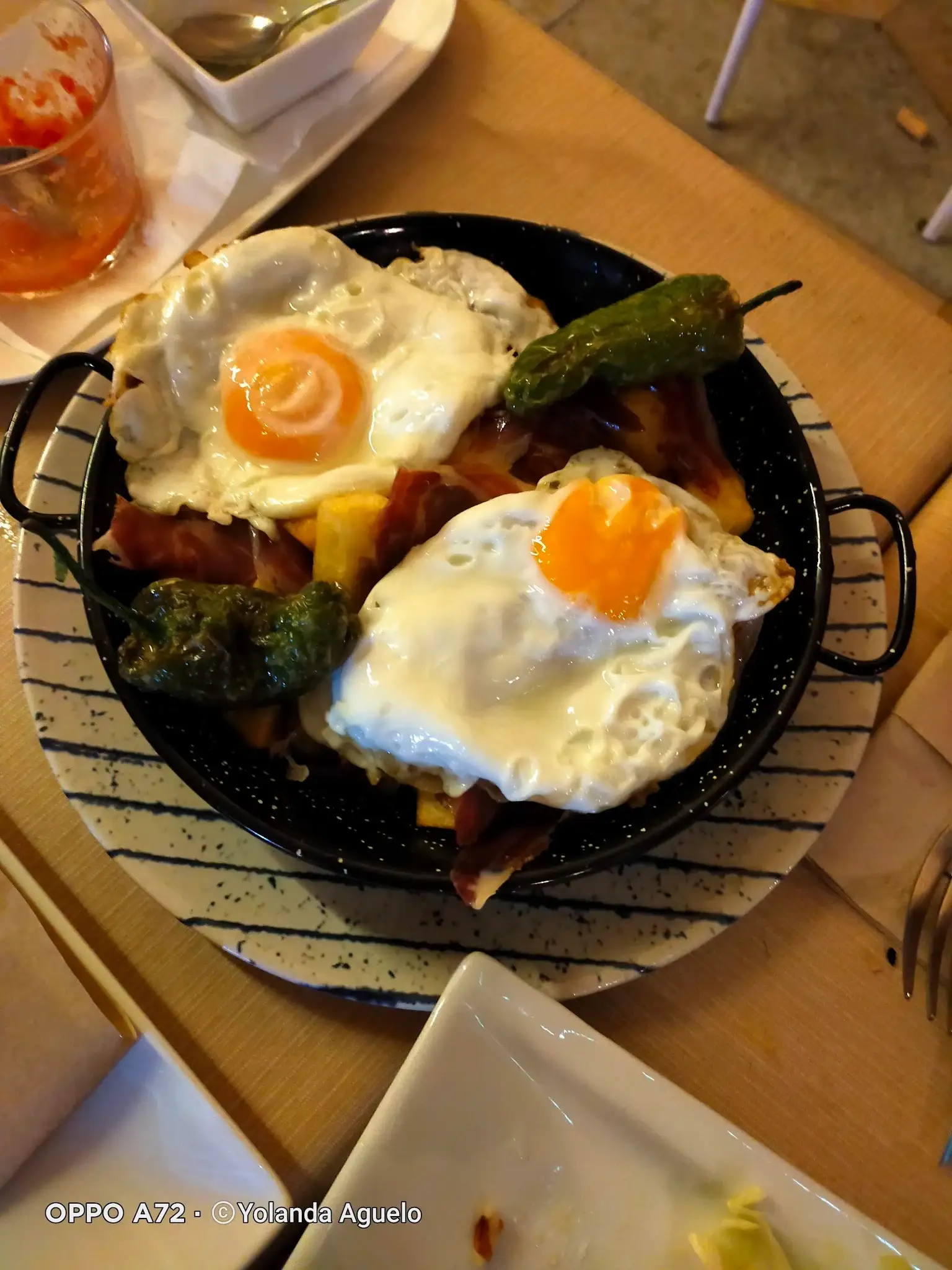 Huevos rotos con jamón y pimientos en La Cullera del Poal, restaurante mediterráneo en Vinaròs. Disfruta de este plato en el paseo marítimo.