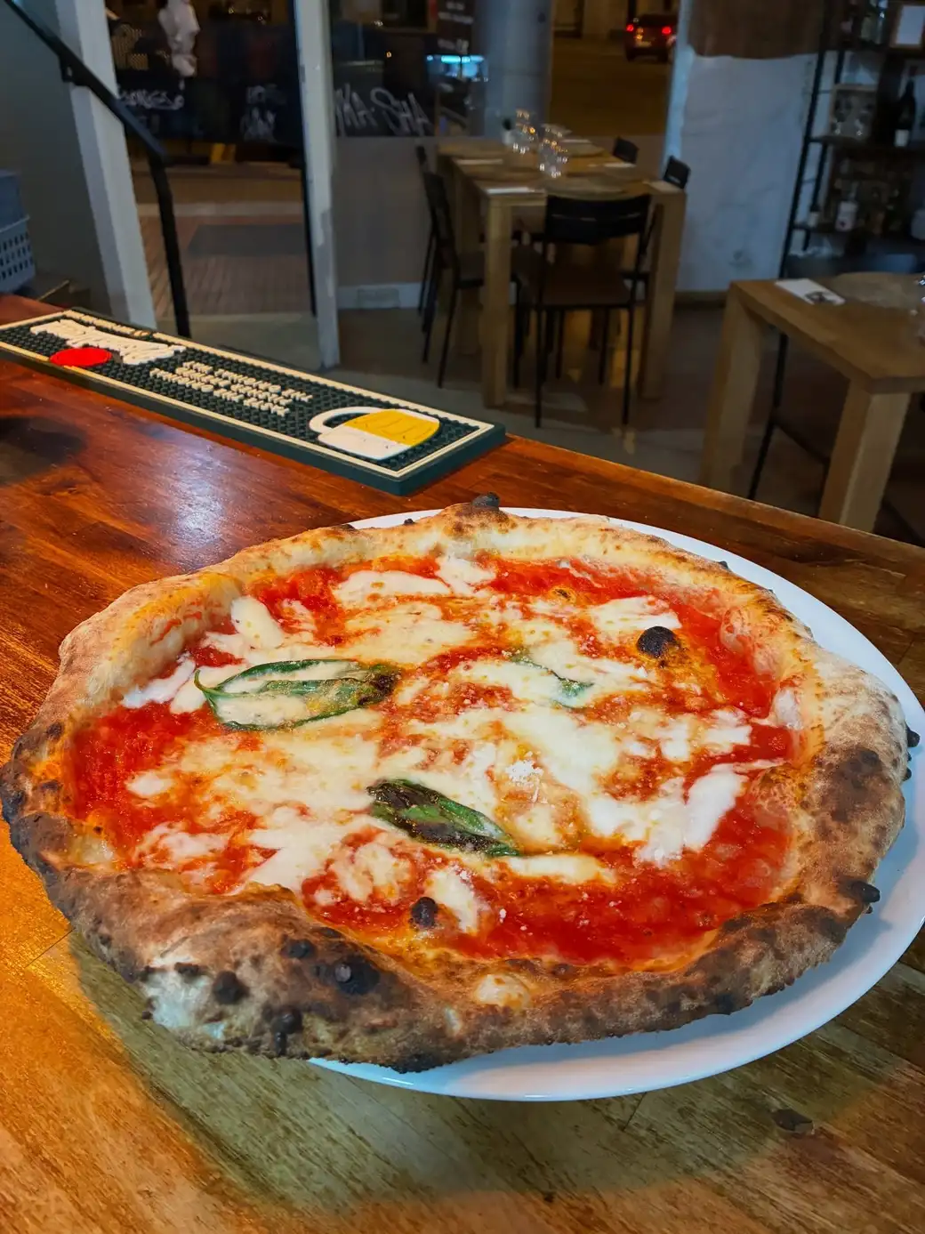 Pizza Margherita en Ristorante Il Capriccio Napoletano, auténtica cocina italiana en Sant Martí, Barcelona