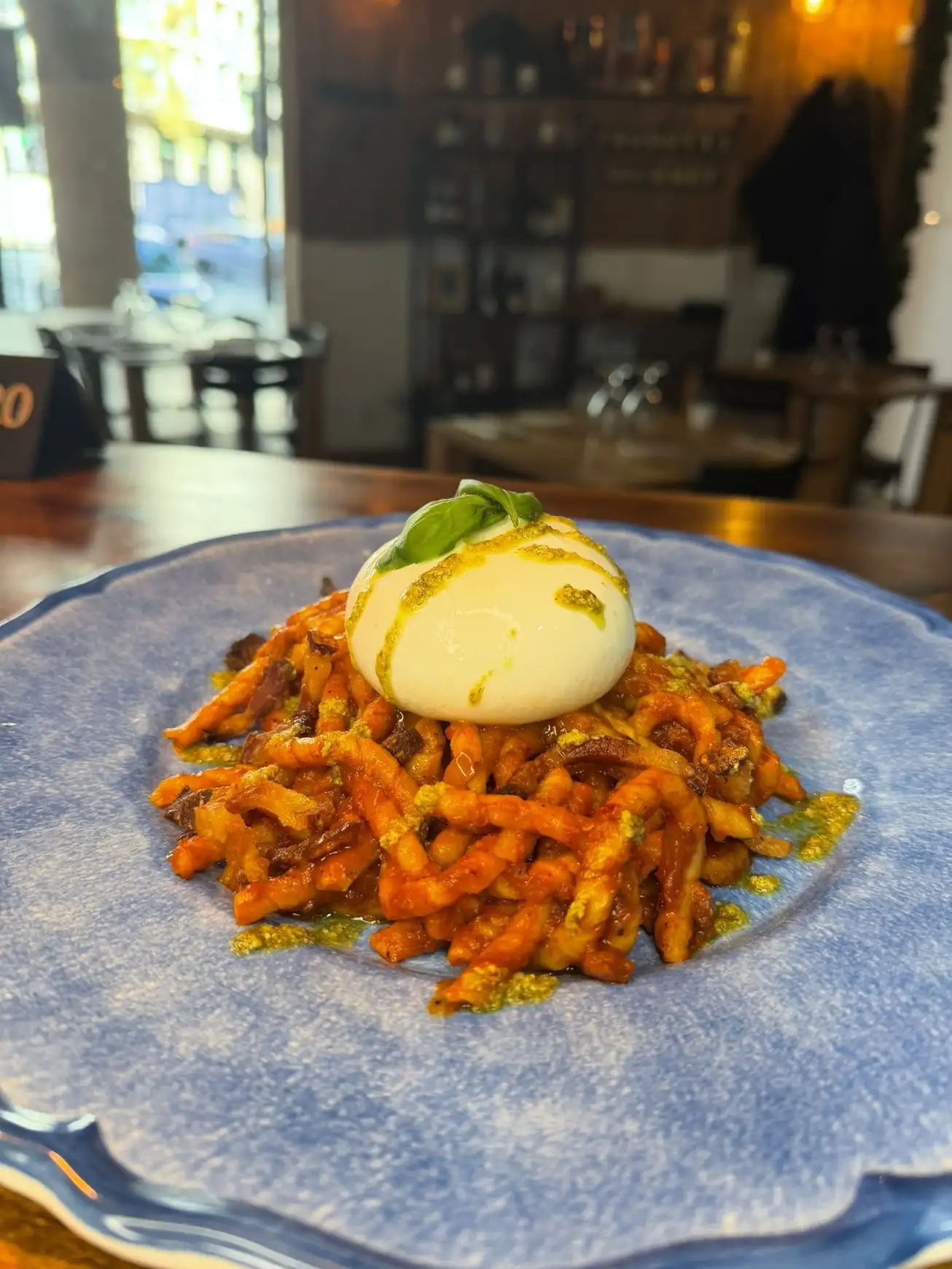 Trofie al pesto con burrata en Ristorante Il Capriccio Napoletano, cocina italiana en Sant Martí, Barcelona