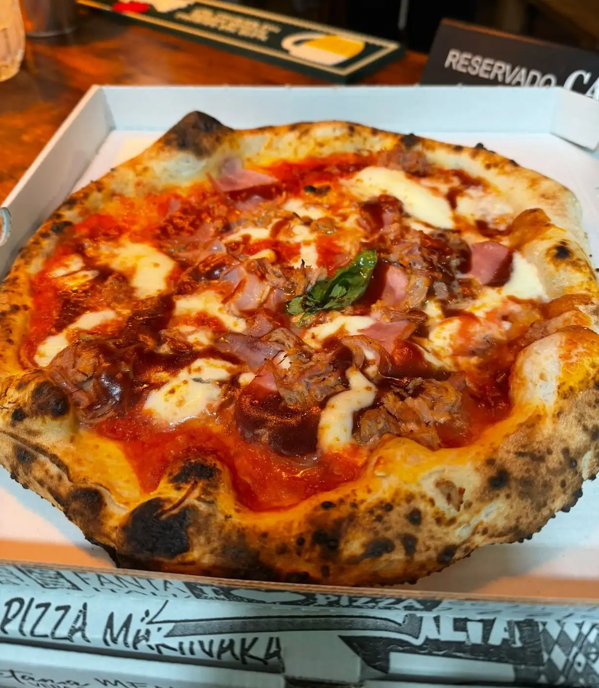 Deliciosa pizza napolitana con jamón en Ristorante Il Capriccio Napoletano, auténtica cocina italiana en Sant Martí, Barcelona.