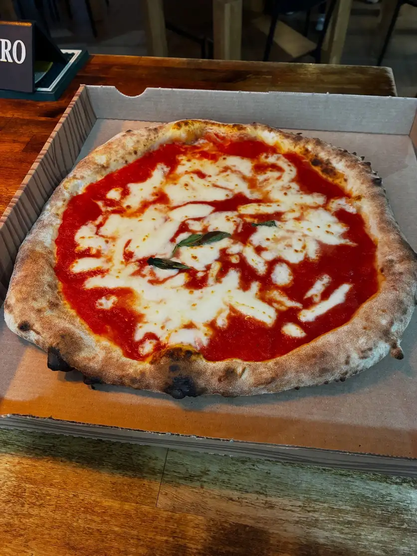 Pizza Margherita en Ristorante Il Capriccio Napoletano, auténtica cocina italiana en Sant Martí, Barcelona