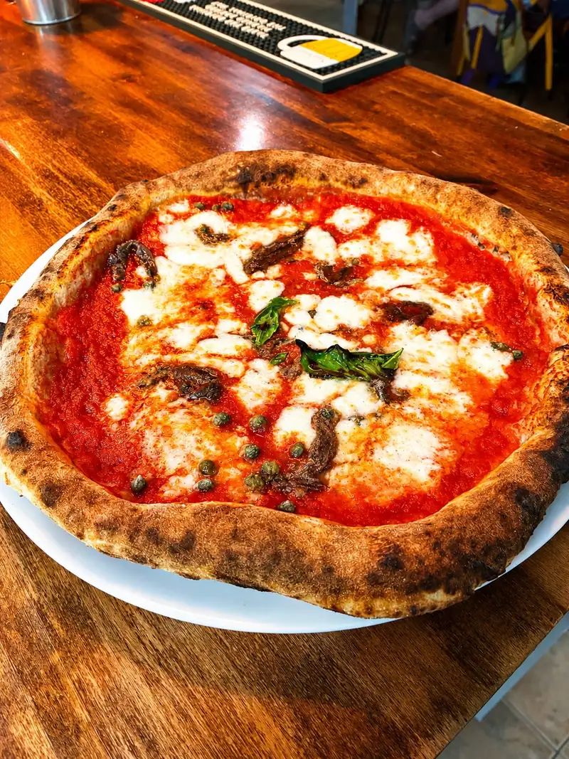 Pizza Napoletana en Ristorante Il Capriccio Napoletano, auténtica cocina italiana en Sant Martí, Barcelona
