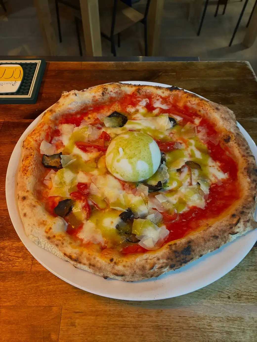 Pizza con burrata en Ristorante Il Capriccio Napoletano, cocina italiana en Sant Martí, Barcelona