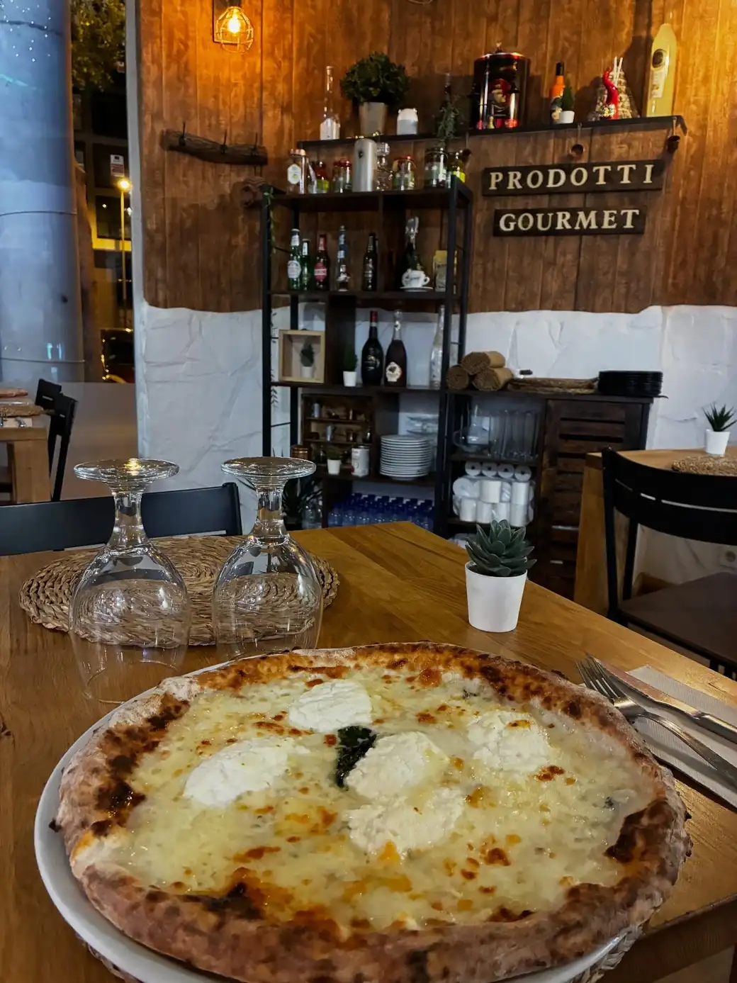 Pizza Quattro Formaggi en Ristorante Il Capriccio Napoletano, auténtica cocina italiana en Sant Martí, Barcelona.