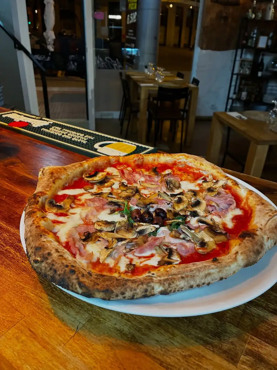 Pizza Capricciosa en Ristorante Il Capriccio Napoletano, auténtica cocina italiana en Sant Martí, Barcelona