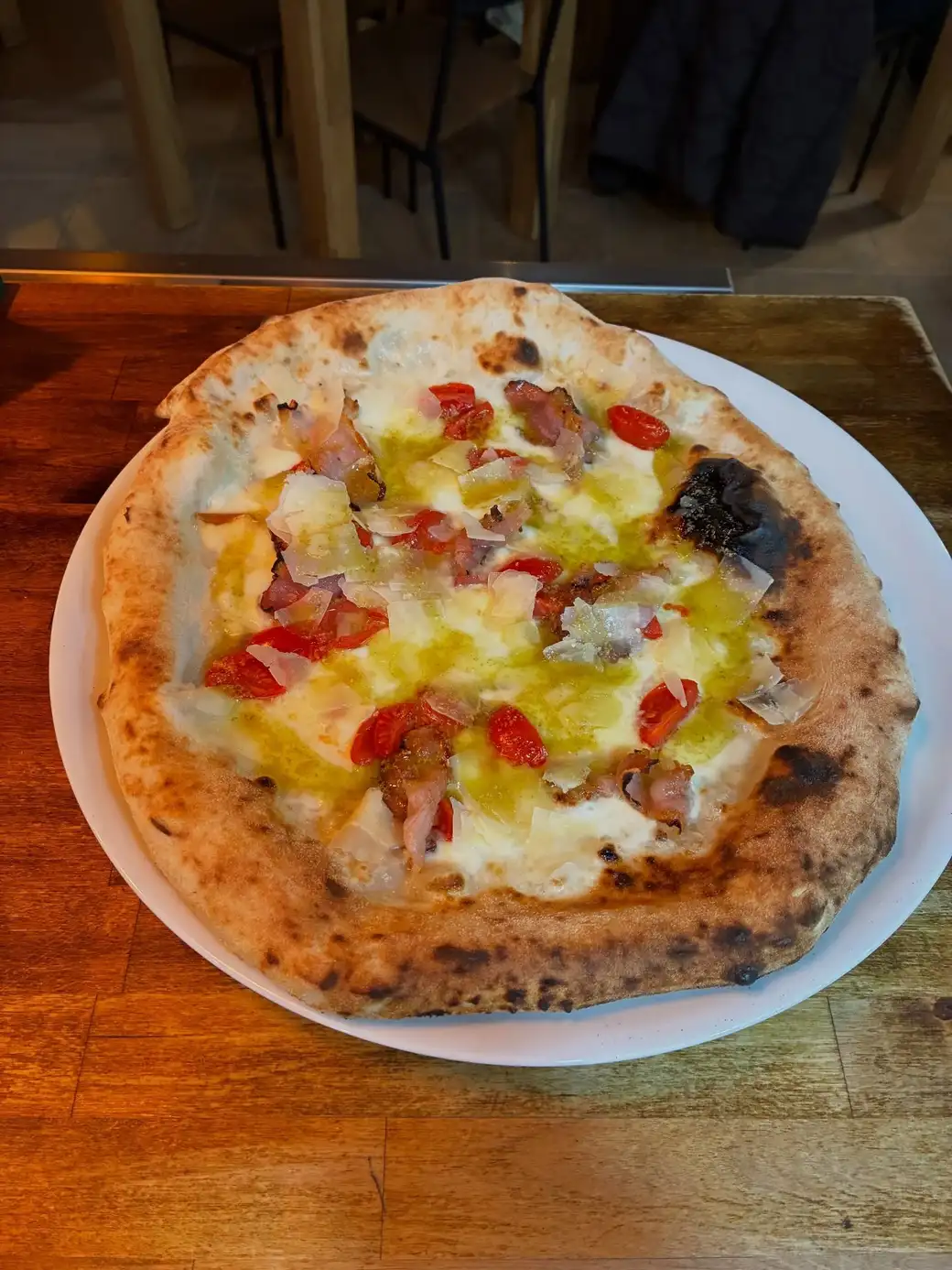 Pizza Napoletana con panceta en Ristorante Il Capriccio Napoletano, auténtica cocina italiana en Sant Martí, Barcelona.