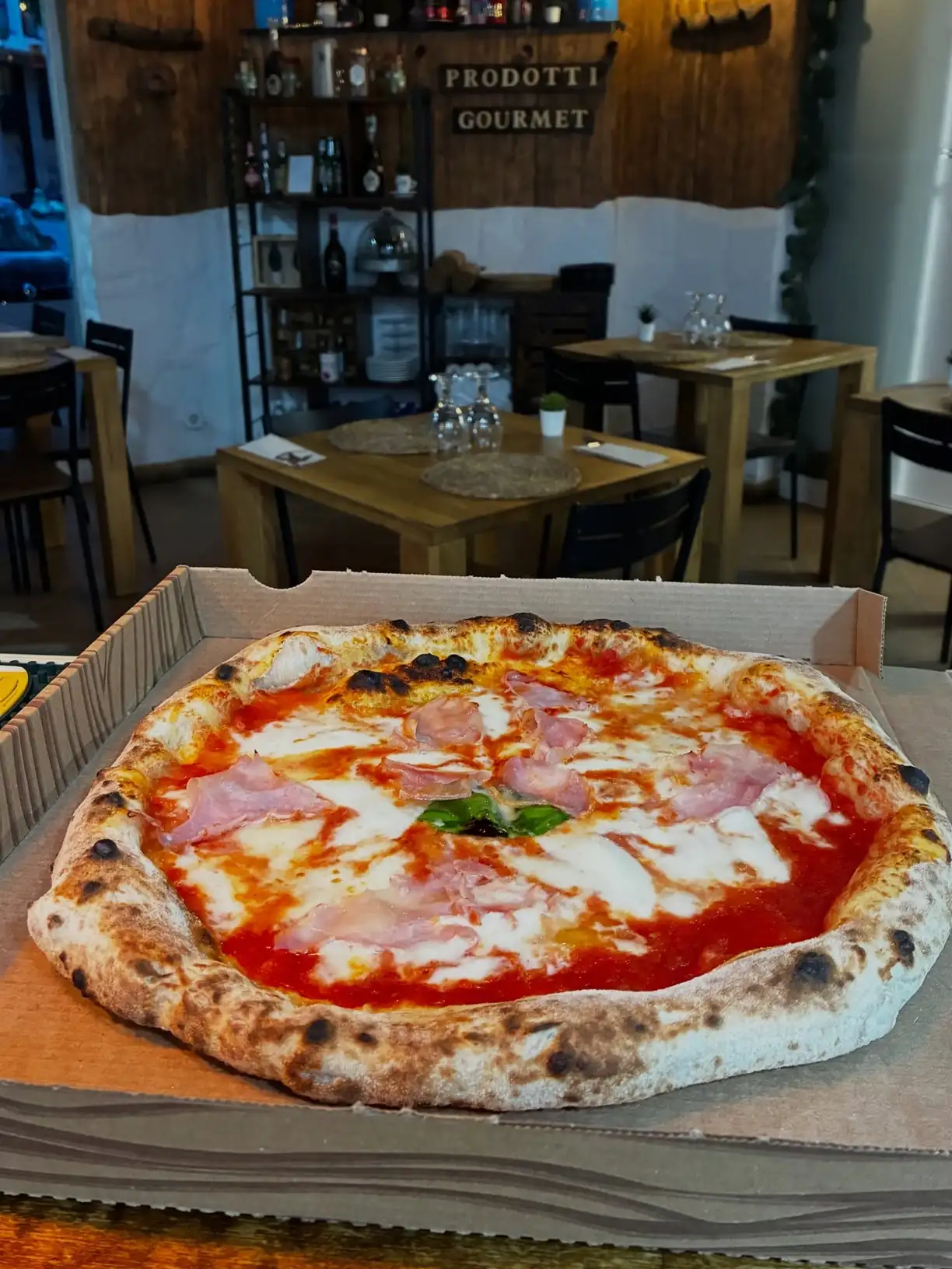 Pizza Prosciutto en Ristorante Il Capriccio Napoletano, auténtica cocina italiana en Sant Martí, Barcelona