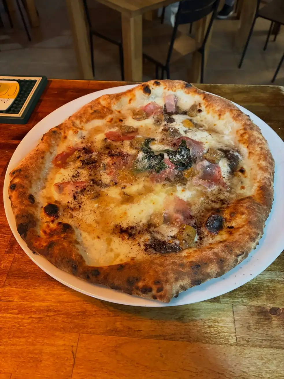 Pizza Carbonara en Ristorante Il Capriccio Napoletano, auténtica cocina italiana en Sant Martí, Barcelona.