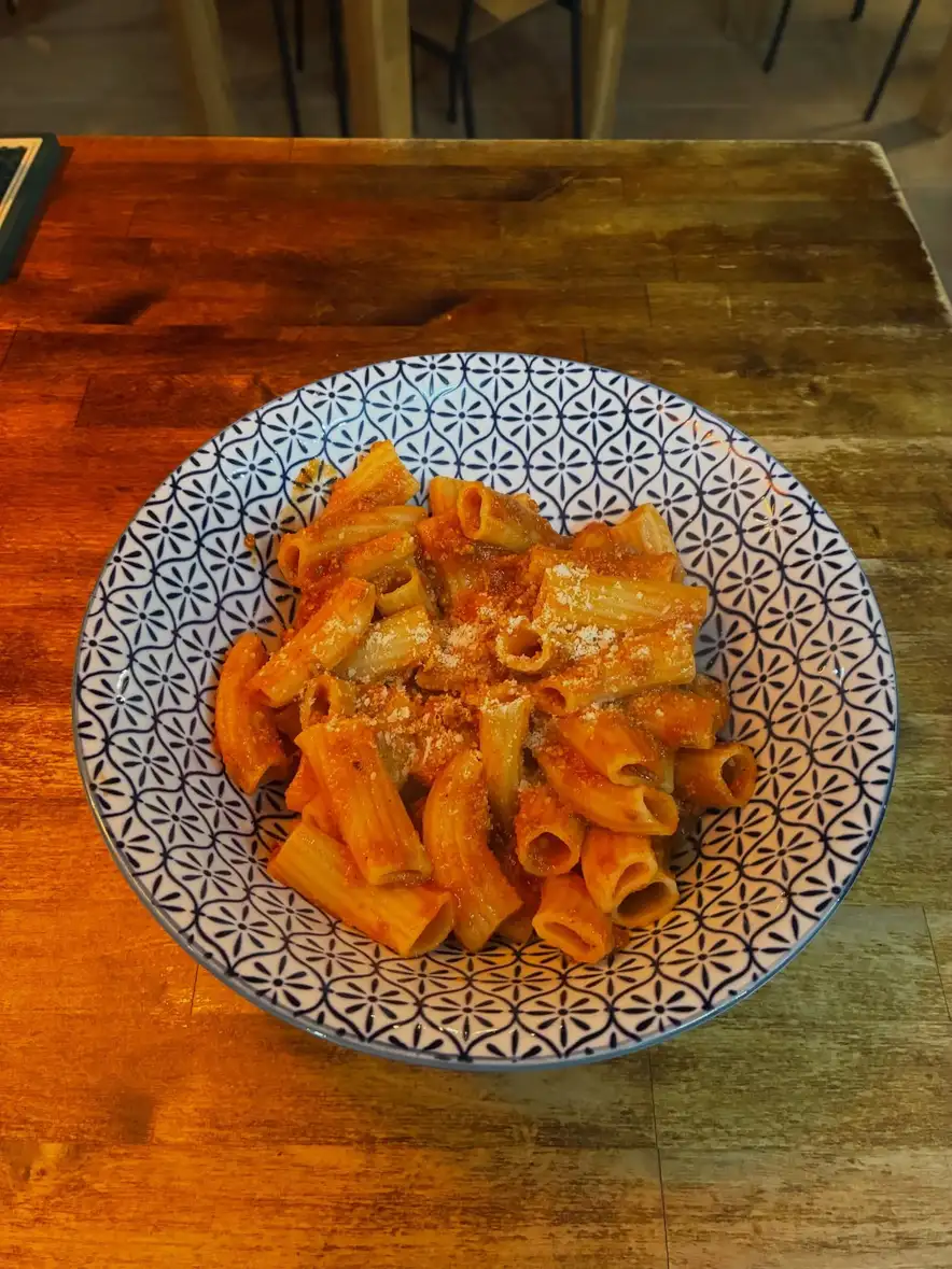 Rigatoni al Pomodoro en Ristorante Il Capriccio Napoletano, auténtica cocina italiana en Sant Martí, Barcelona.