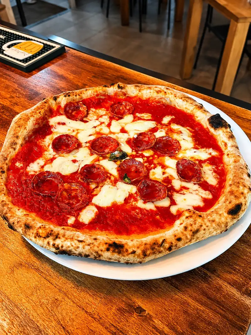 Pizza Diavola en Ristorante Il Capriccio Napoletano, auténtica cocina italiana en Sant Martí, Barcelona