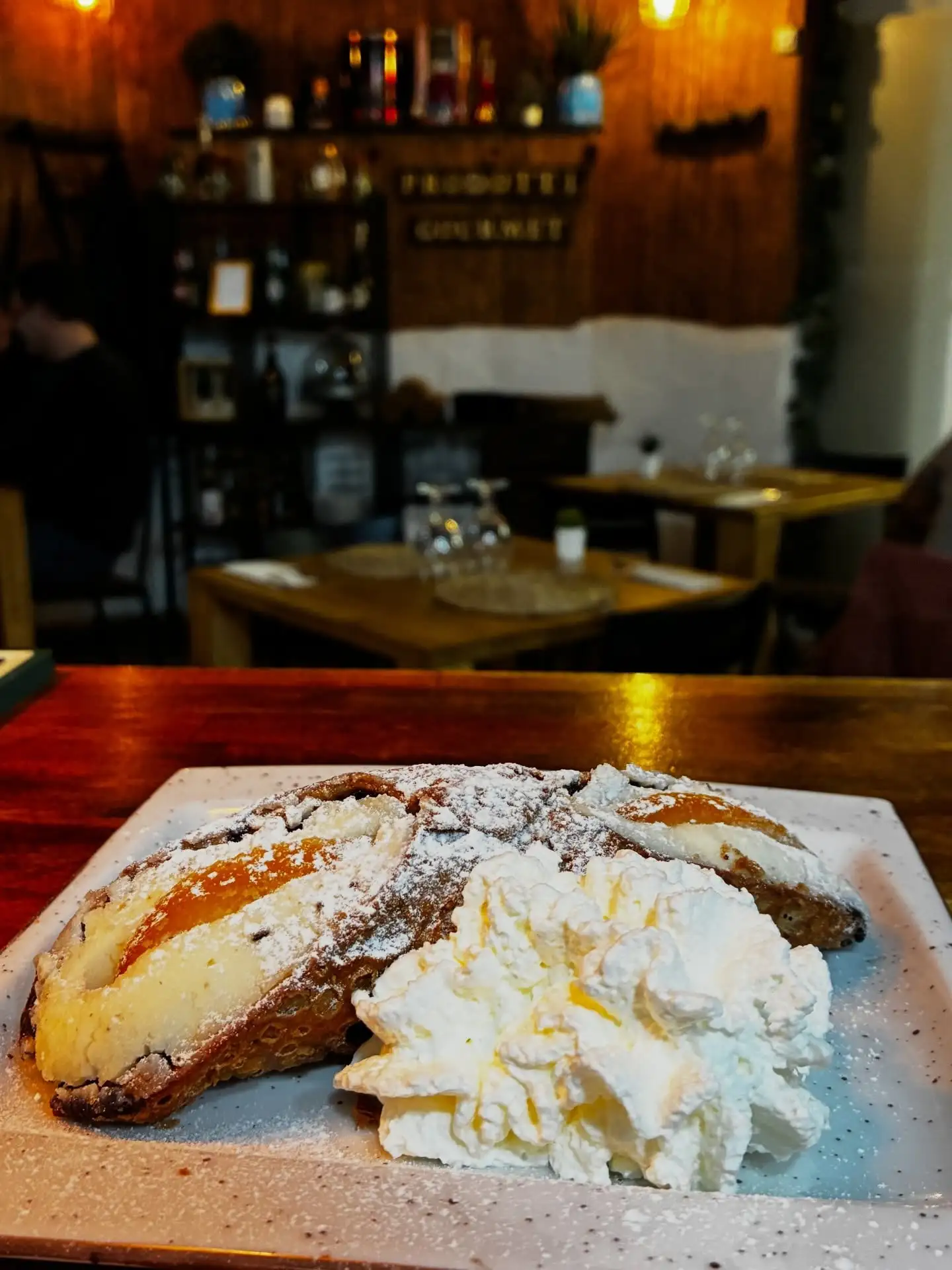 Cannoli con crema en Ristorante Il Capriccio Napoletano, auténtica cocina italiana en Sant Martí, Barcelona