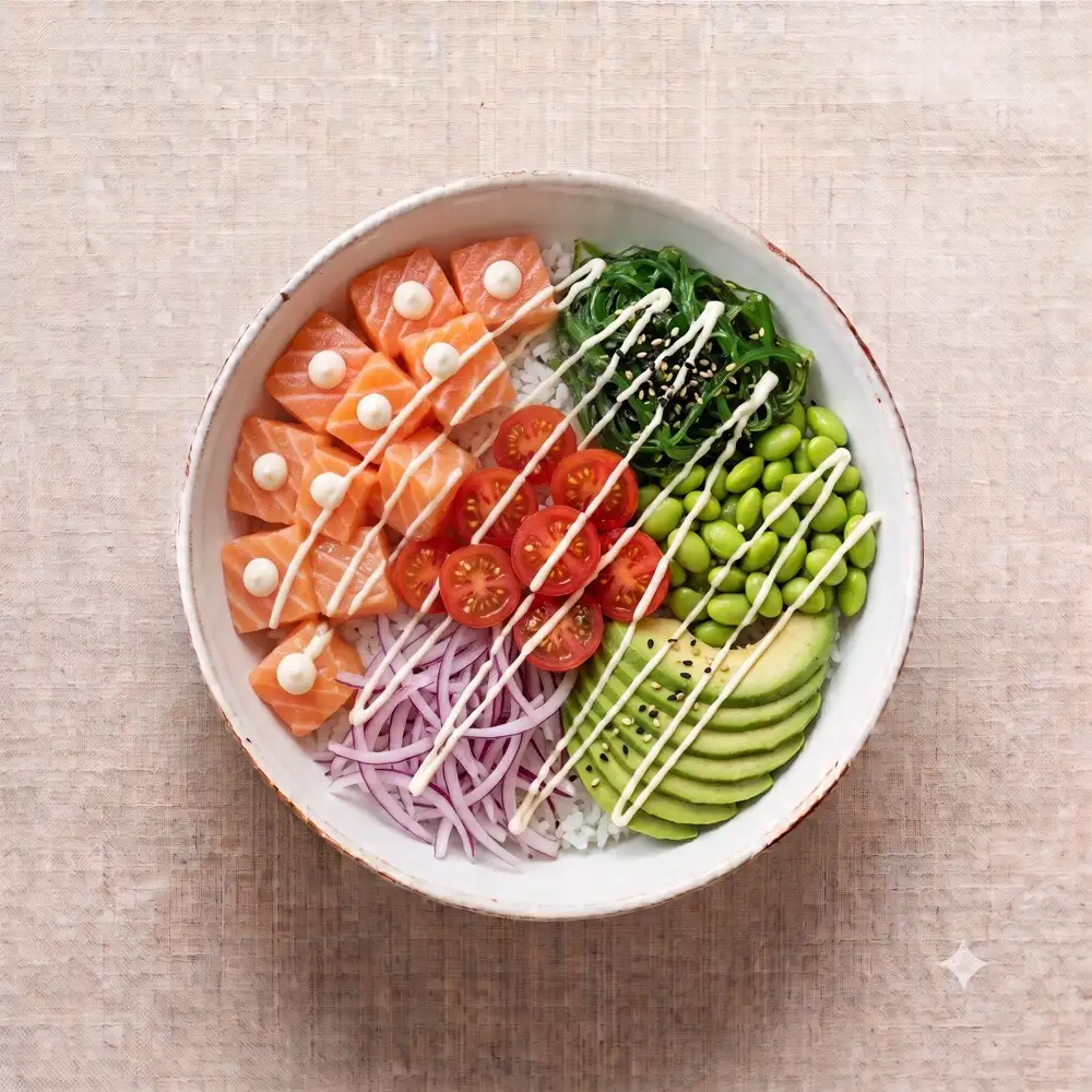Poke bowl de salmón con arroz, aguacate, edamame, tomate cherry y alga wakame en Tahiti Poke & Co, restaurante vegano en el centro de Salou