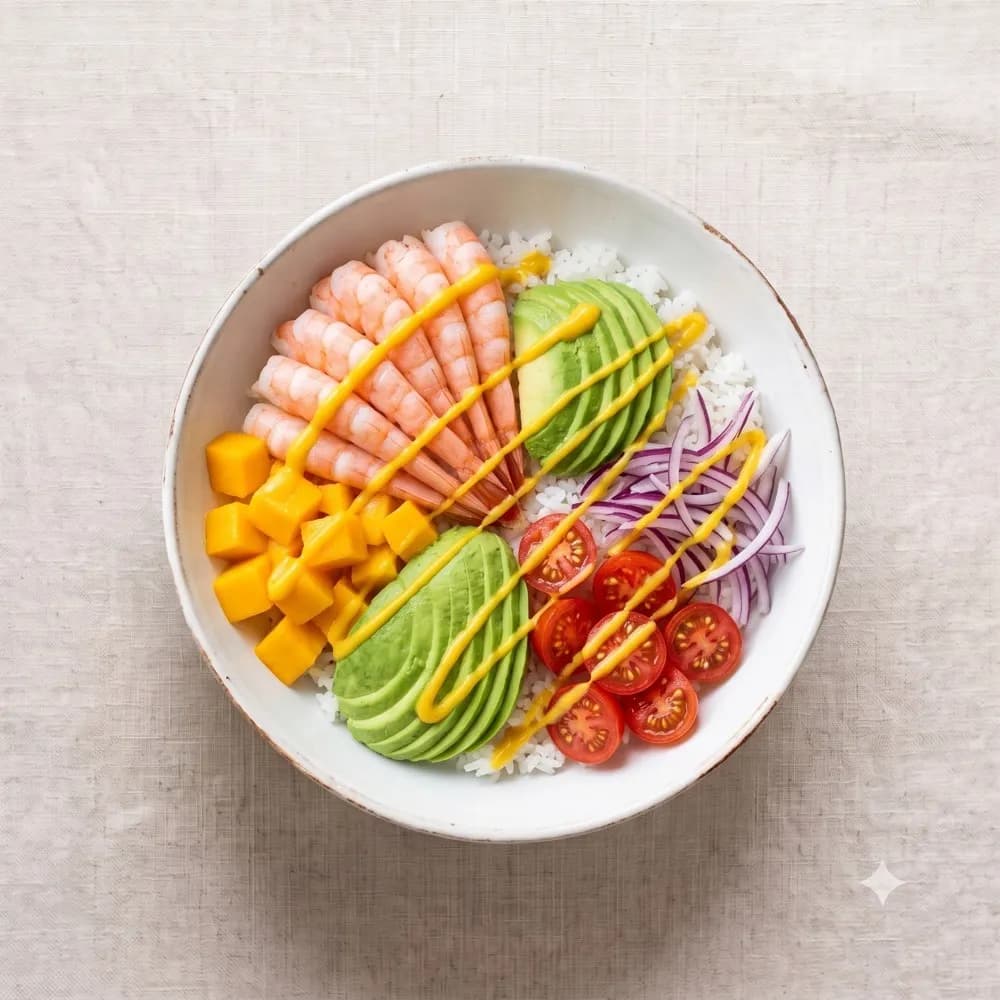 Bowl de poke con langostinos, aguacate, mango, tomate y cebolla sobre arroz en Tahiti Poke & Co, restaurante vegano en el centro de Salou