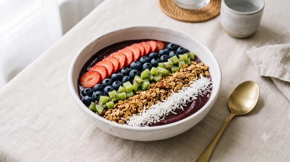Bowl de açaí con fresas, arándanos, kiwi, granola y coco en Tahiti Poke & Co, restaurante vegano en el centro de Salou