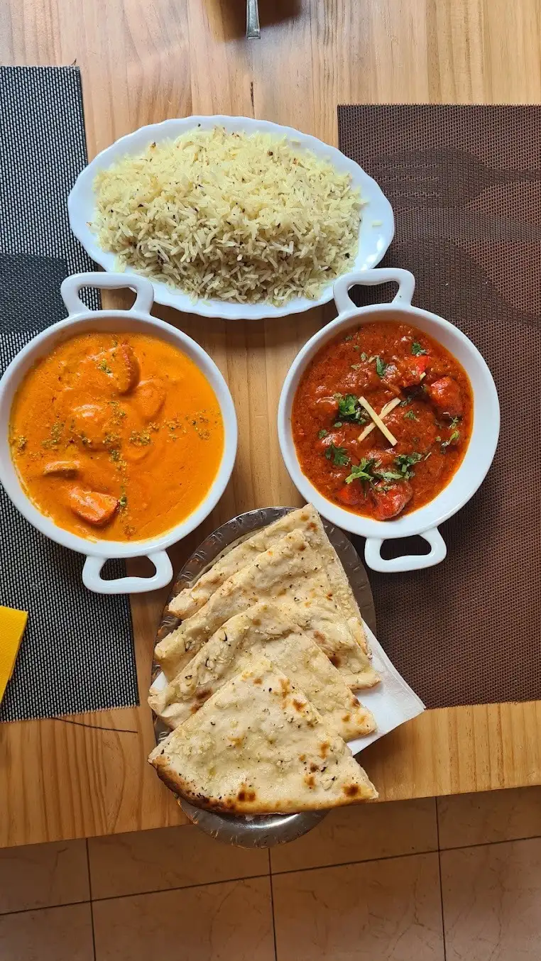 Butter Chicken y Chicken Curry con arroz basmati y naan en Royal King, restaurante de cocina india en Sant Martí, Barcelona