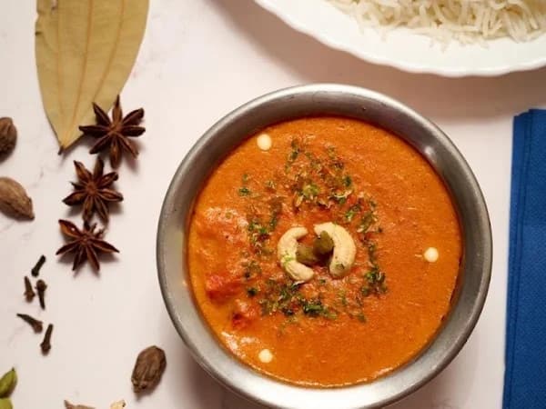 Bol de butter chicken cremoso con anacardos y arroz basmati en Royal King Indian Cuisine, cocina india en Barcelona