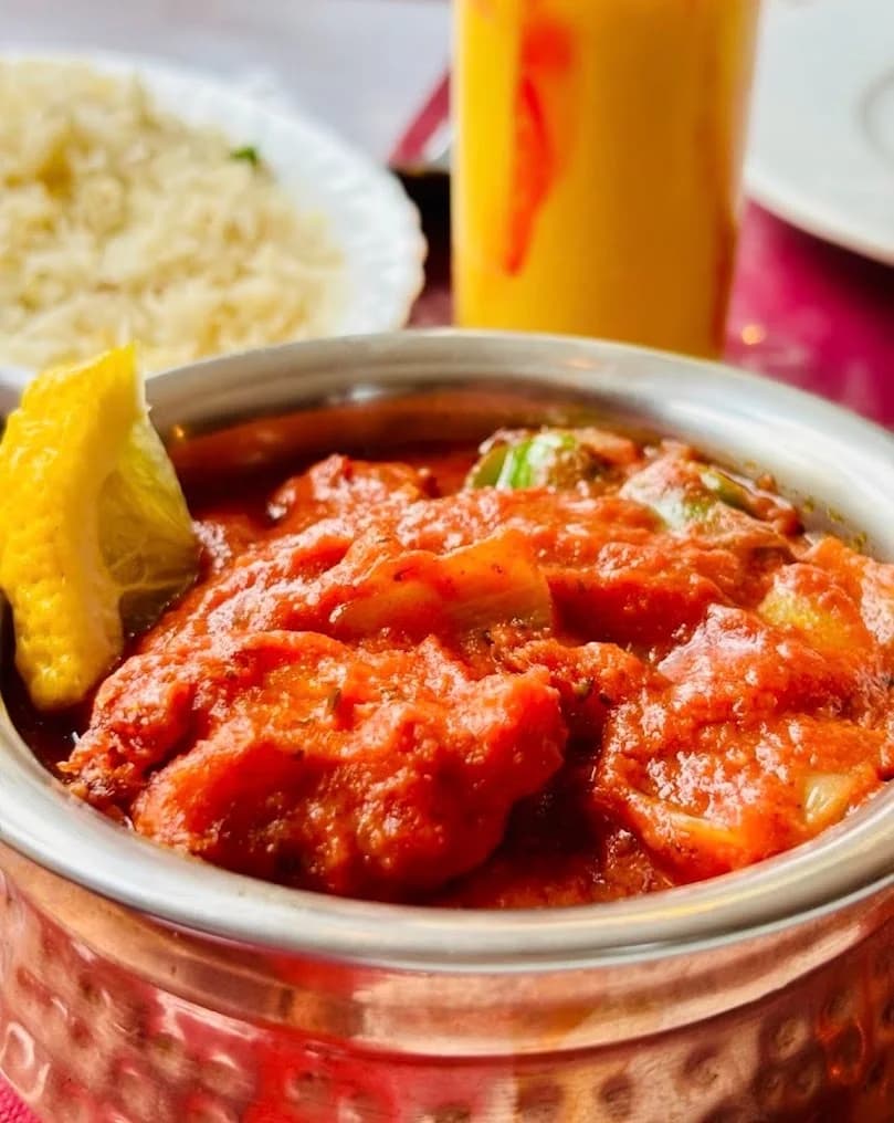 Chicken Tikka Masala con salsa cremosa de tomate, arroz blanco y mango lassi en Royal King Indian Cuisine en Barcelona