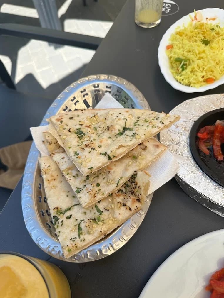 Cesta de Garlic Naan recién hecho con ajo y cilantro en Royal king indian cuisine, restaurante indio en Barcelona