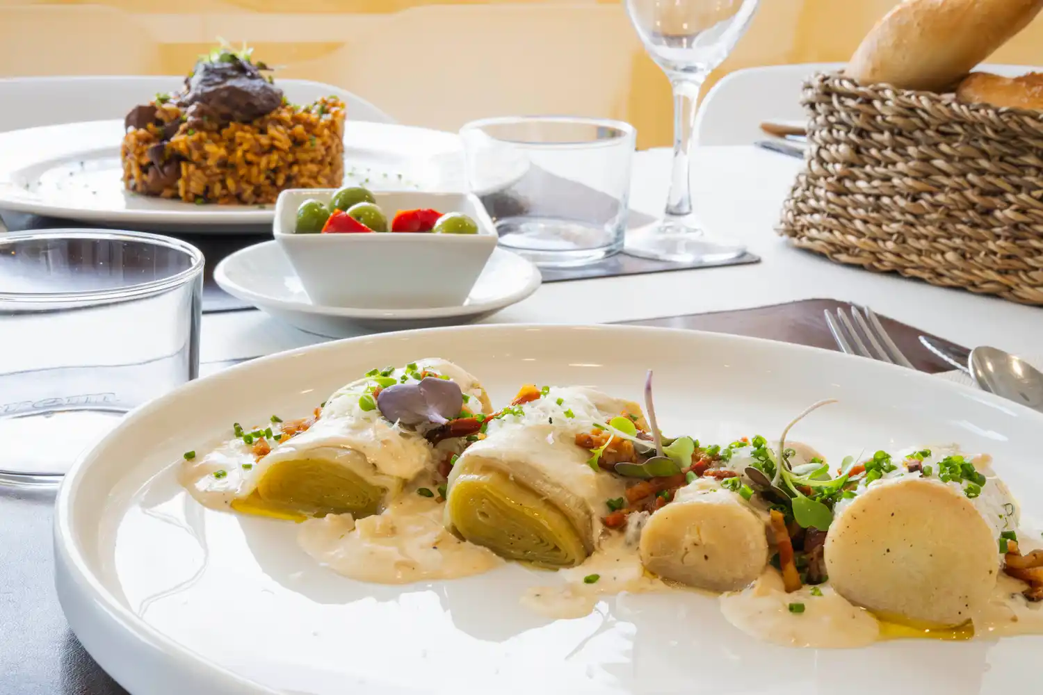 a la carbonara amb guancialle italia porros confitats tipus carbonara amb crema i guanciale al 9 suprem restaurant figueres